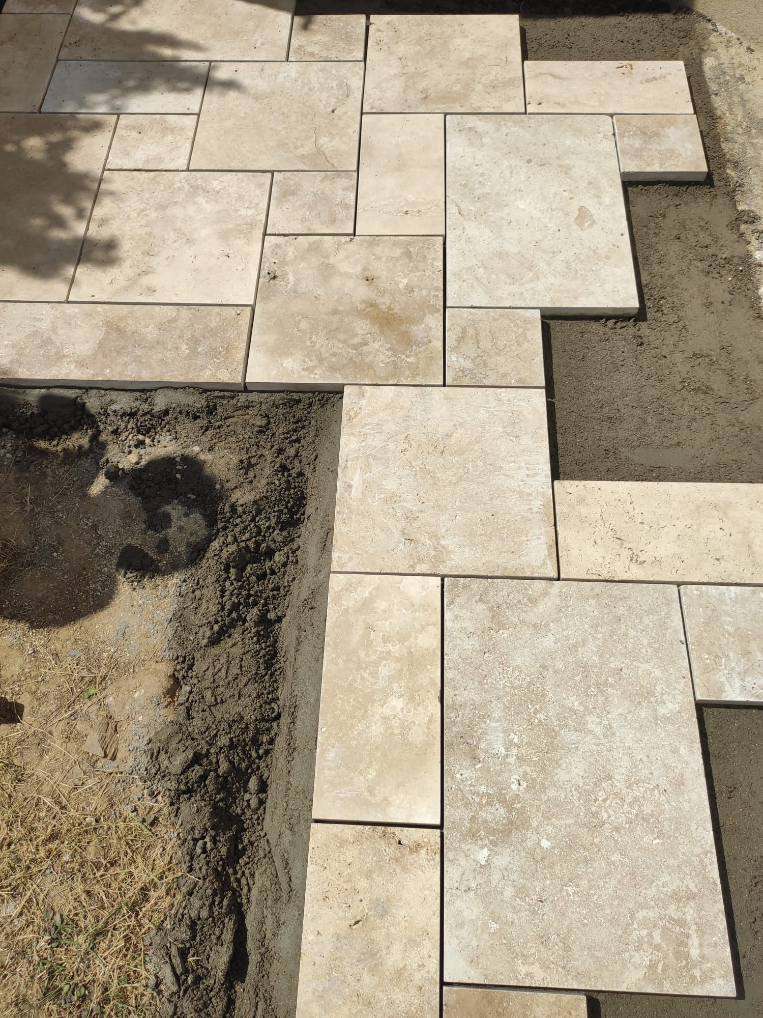 Pavés de pierre posés sur du sable dans un décor extérieur