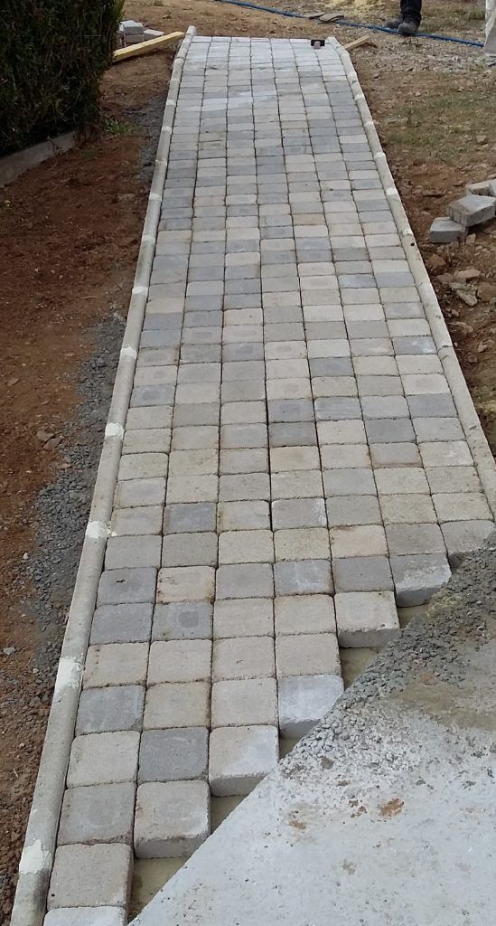 Passerelle en pierre construite avec de petits blocs carrés.