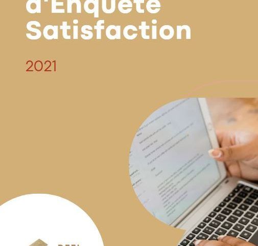 Couverture : Enquête de satisfaction, 2021, ordinateur portable avec questionnaire à l'écran, beige et or.