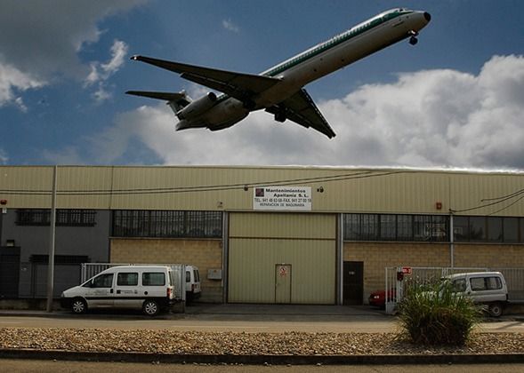 Un avión está volando sobre un edificio con un cartel en él.