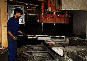 Un hombre está trabajando en una máquina en una fábrica.