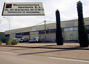 Un edificio con un cartel encima que dice mantenimientos apellianiz sl