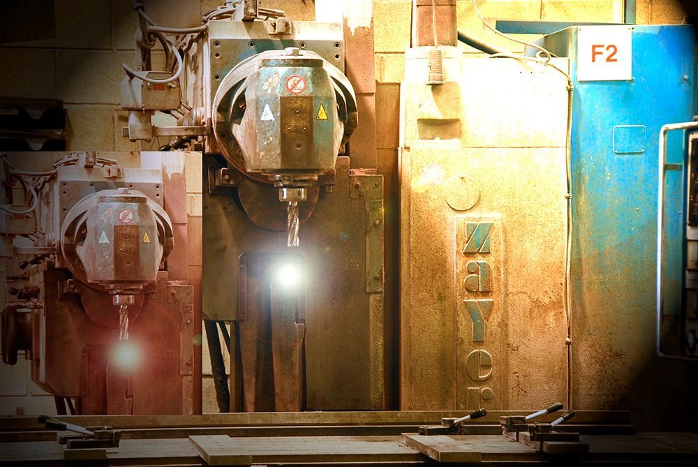 Una máquina con un cartel que dice f2