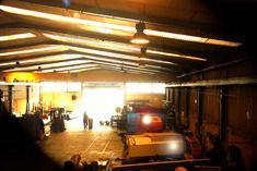 Un gran almacén con mucha maquinaria en su interior.