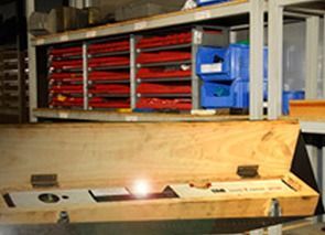 Una caja de madera con una luz dentro está en un almacén.