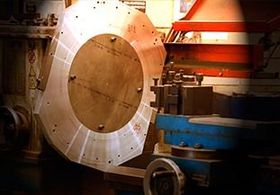 Se está torneando un gran trozo de madera en una máquina.