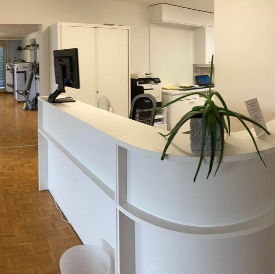 Ein weißer Schreibtisch mit einer Pflanze darauf