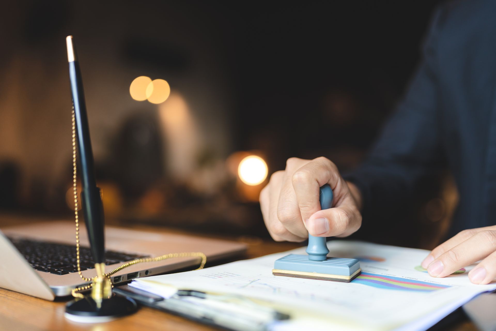 Une personne tamponne un document avec un tampon bleu