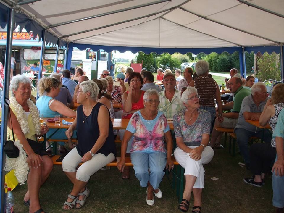 Menschen bei einer Aktivität vom Campingplatz Graskamp