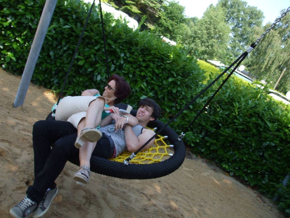 Frau und Kind am Spielplatz vom Campingplatz Graskamp