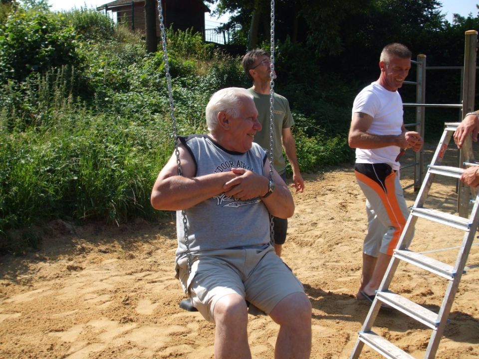 Menschen am Spielplatz vom Campingplatz Graskamp