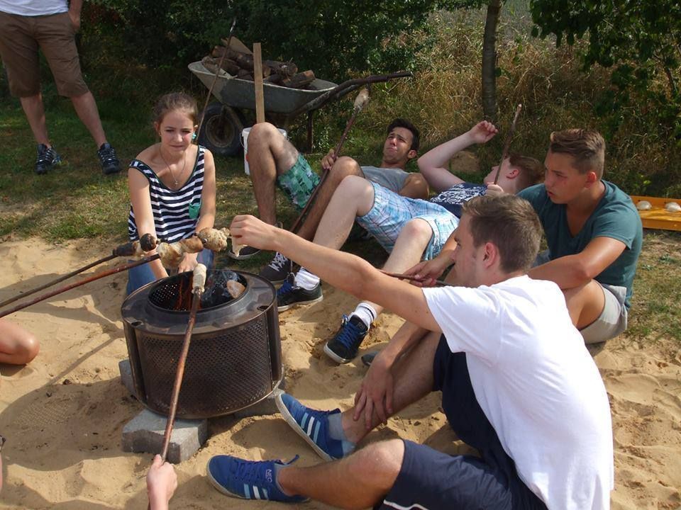 Jugendliche grillen am Campingplatz Graskamp