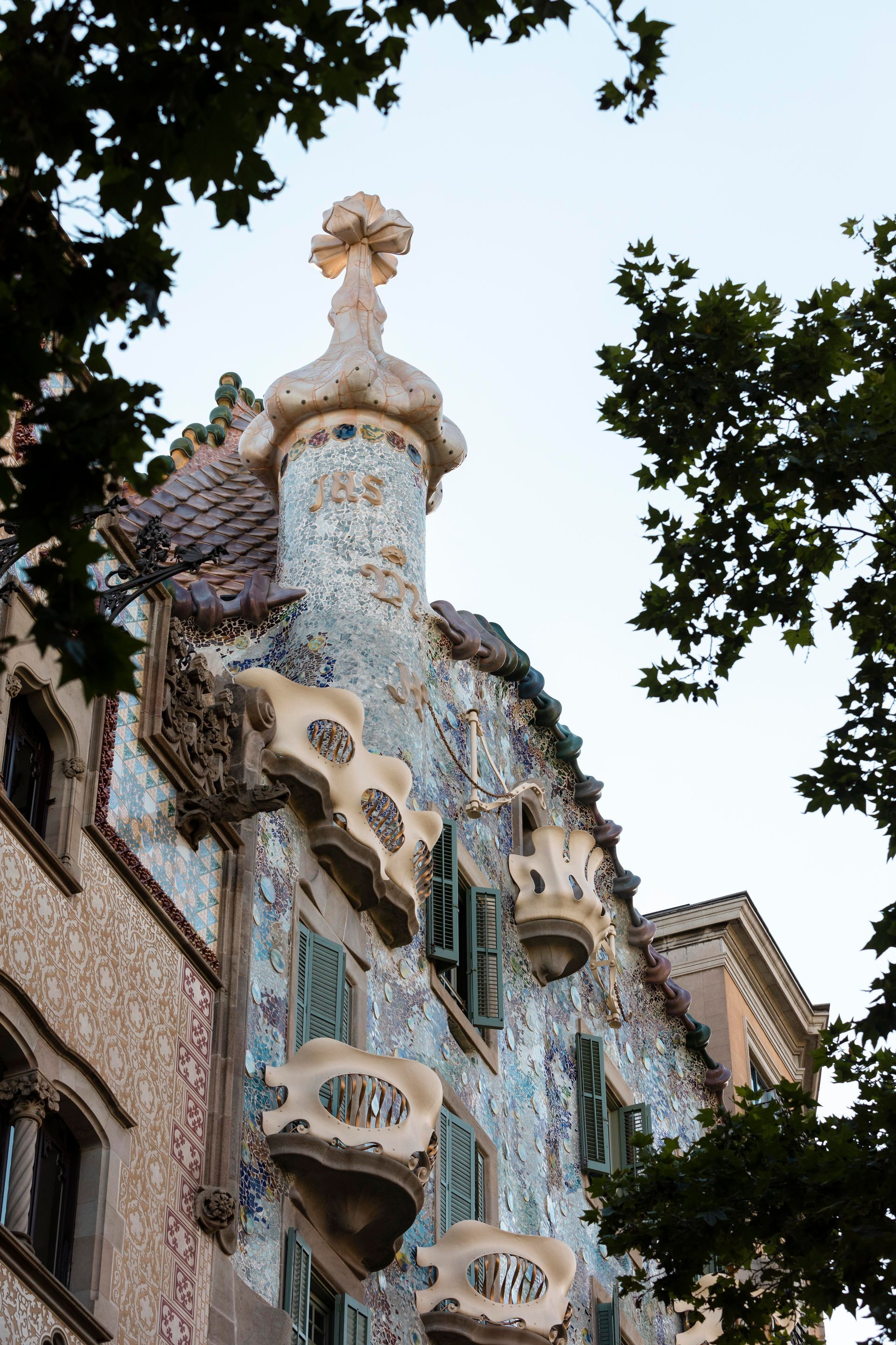 Fachada de la Casa Batlló, Barcelona, edificio con mosaicos y texturas