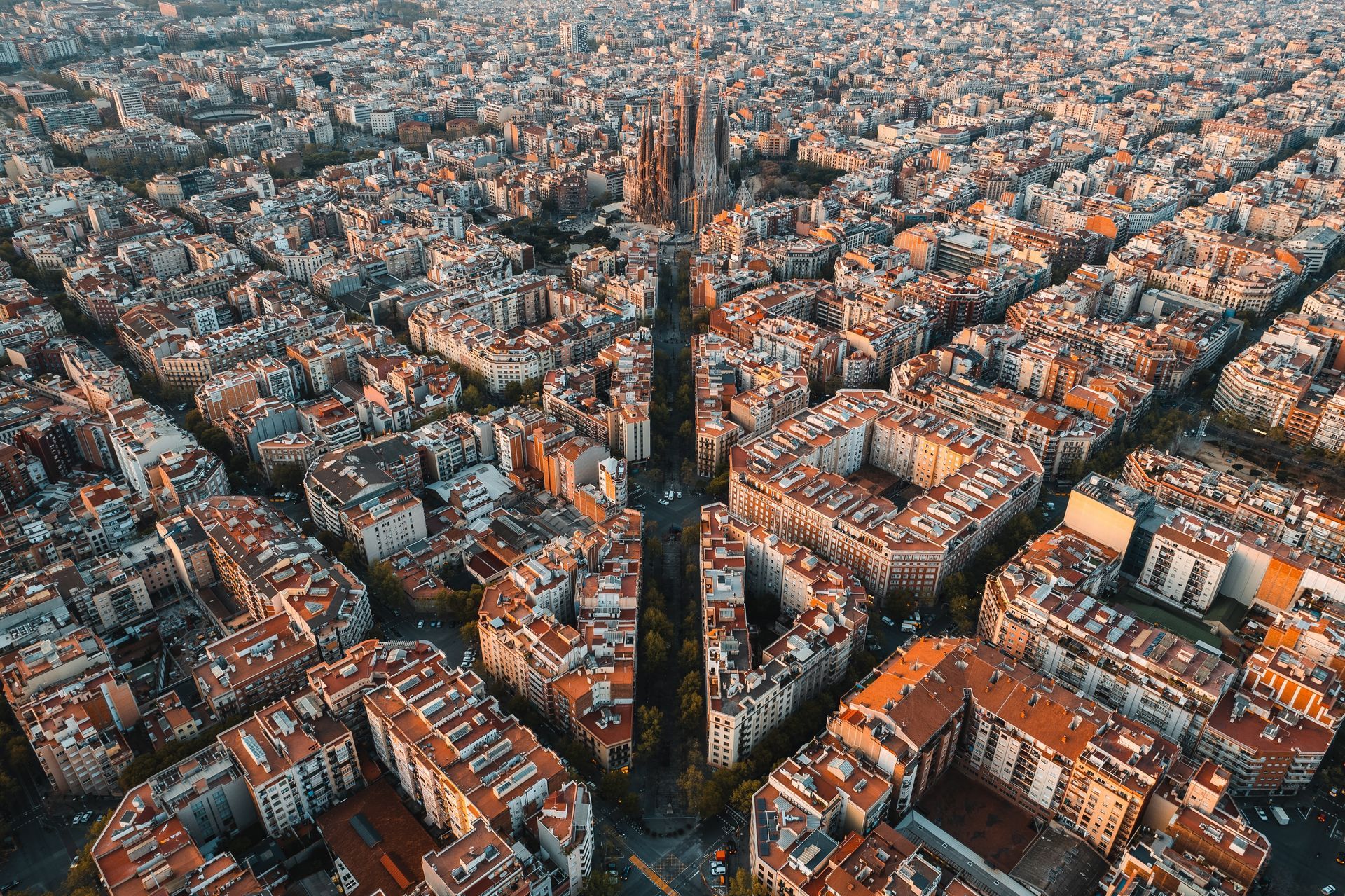 Vista aérea de Barcelona, España, con un trazado de calles en cuadrícula y la Sagrada Familia.