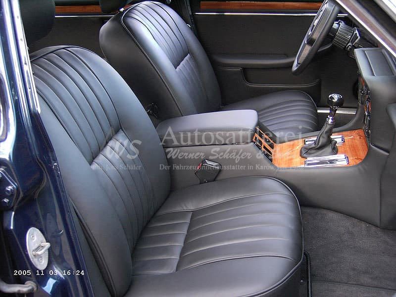 Sattlerarbeit: schwarze Ledersitze in einem Oldtimer