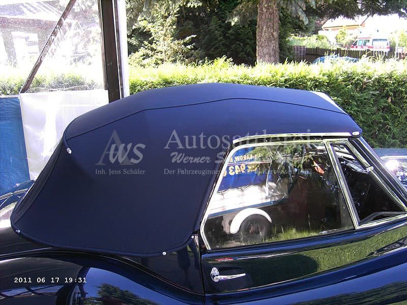 Dunkelblauer Oldtimer mit Faltdach