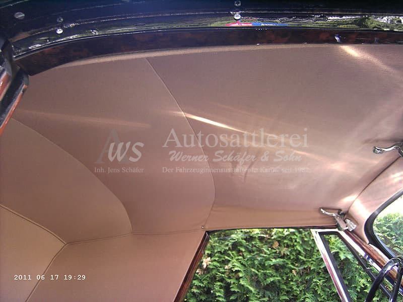 Beiges Faltdach eines Oldtimers