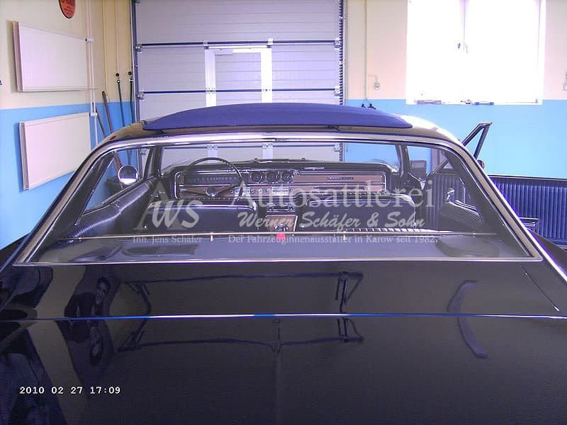 Dunkelblauer Oldtimer Heck