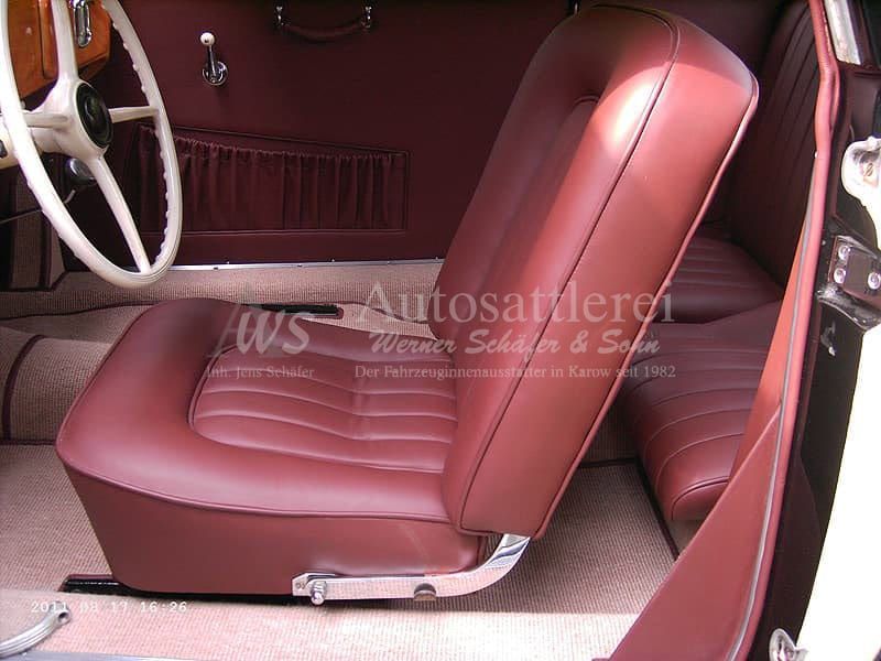 Sattlerarbeit: roter Ledersitz im Oldtimer