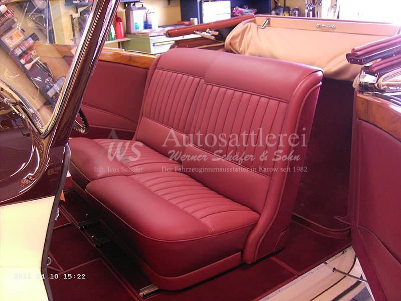 Sattlerarbeit: rote Sitzbank Oldtimer