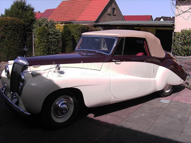 Weißer Oldtimer von außen