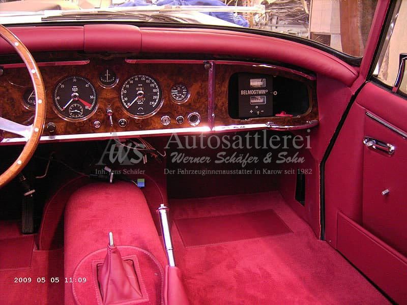 Rote Innenraumausstattung eines Oldtimers