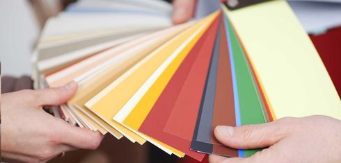 Maler beim Anstreichen einer Wand in Hellblau