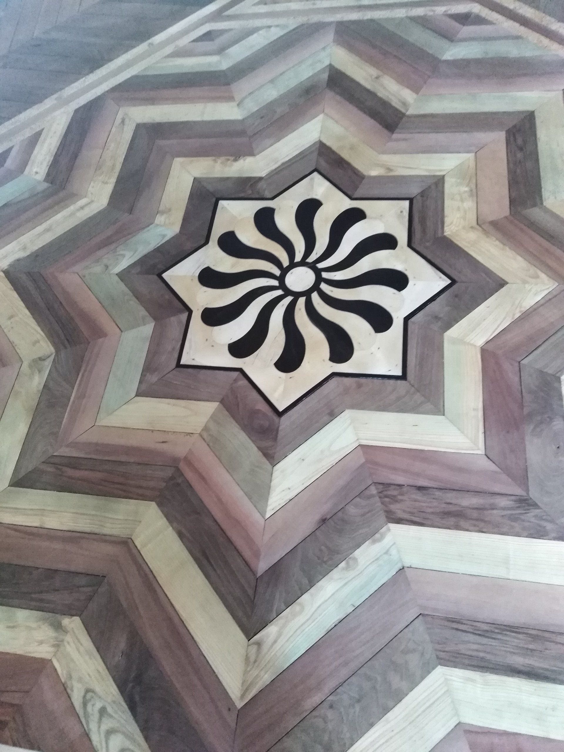 Rosace sur parquet