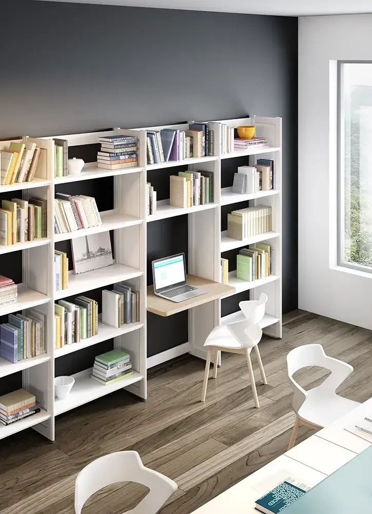 Cucarachas arrastrándose sobre migas y baldosas en el piso cerca de una pared.