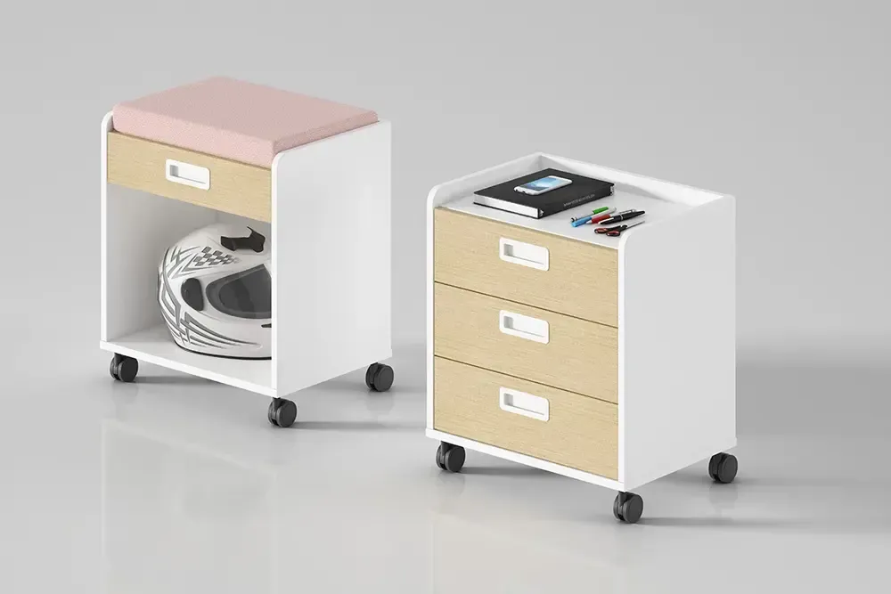 Cucarachas arrastrándose sobre migas y baldosas en el piso cerca de una pared.