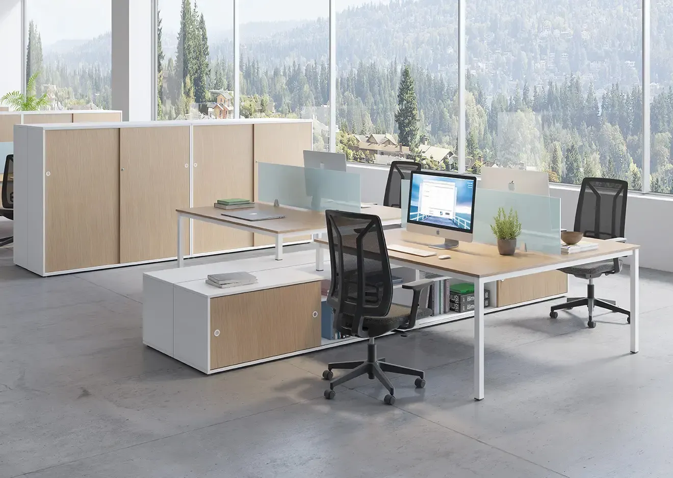 Espacio de trabajo de oficina moderno con escritorios, sillas y grandes ventanales con vistas a los árboles.