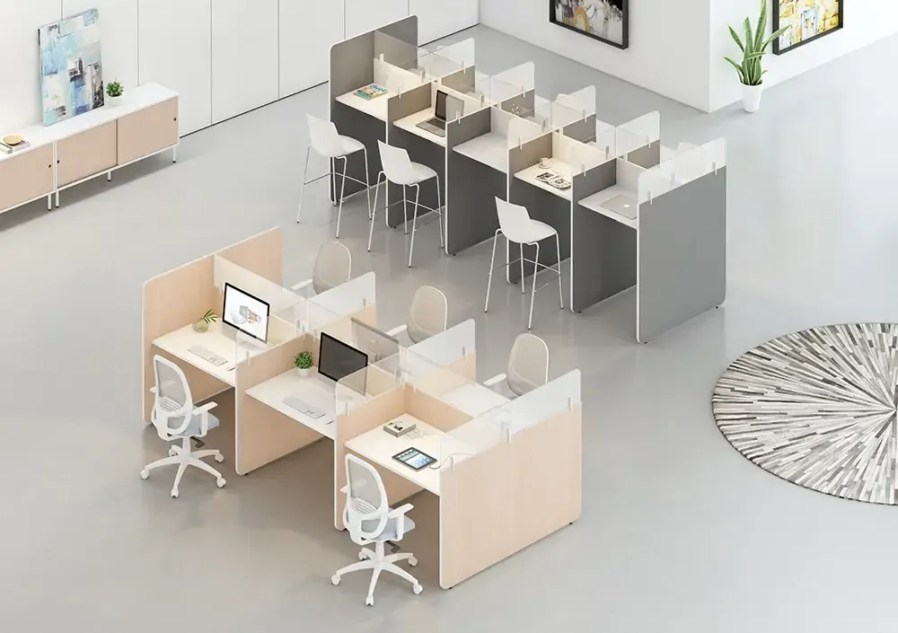 Hombre rociando pesticida sobre plantas, usando equipo de protección: máscara, gafas protectoras, guantes