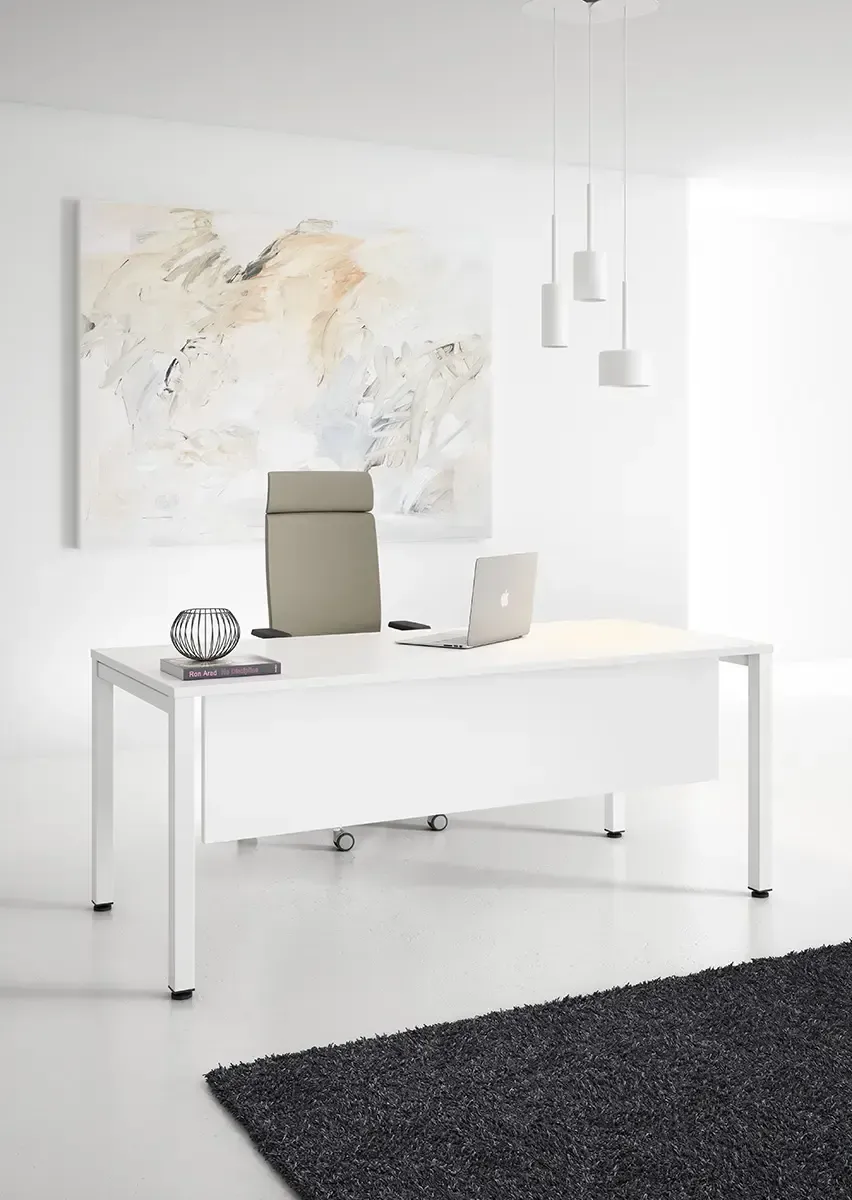 Cucarachas arrastrándose sobre migas y baldosas en el piso cerca de una pared.