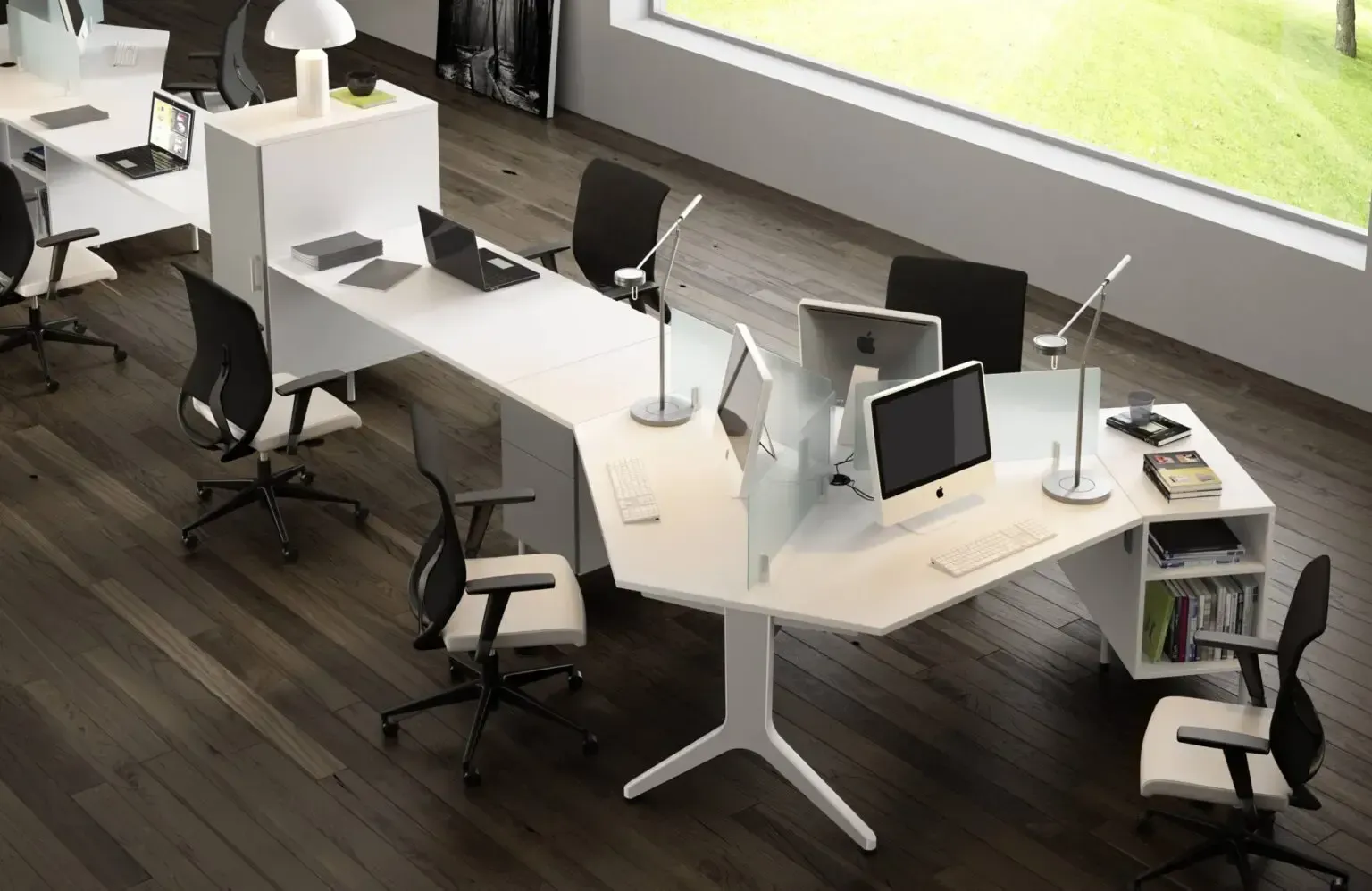 Escritorios y sillas de oficina modernos de color blanco con computadoras, luz de techo y una ventana grande.