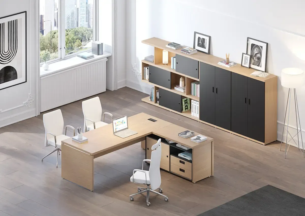 Persona con traje de protección rociando un sistema de pesticida montado en un vehículo sobre arbustos