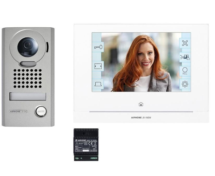 Système d'interphone vidéo avec unité extérieure, moniteur intérieur affichant l'image d'une femme et alimentation électrique.