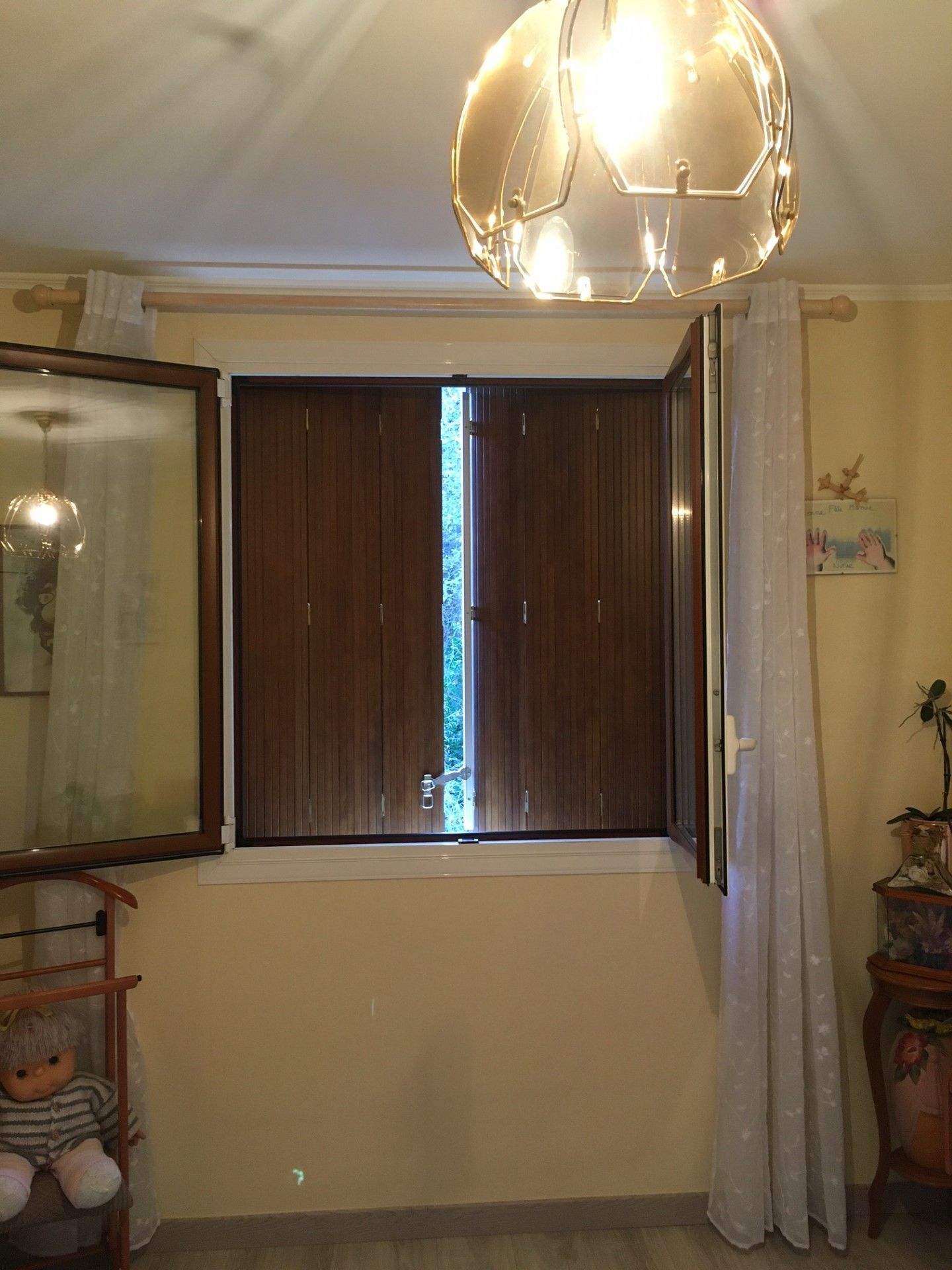 Ancien systeme de fermeture pour volets battants avant rénovation