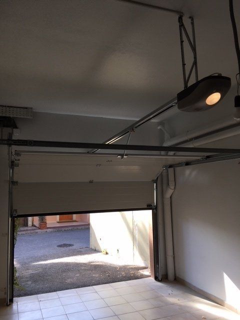 Porte sectionnelle  à enroulement vertical sur le haut