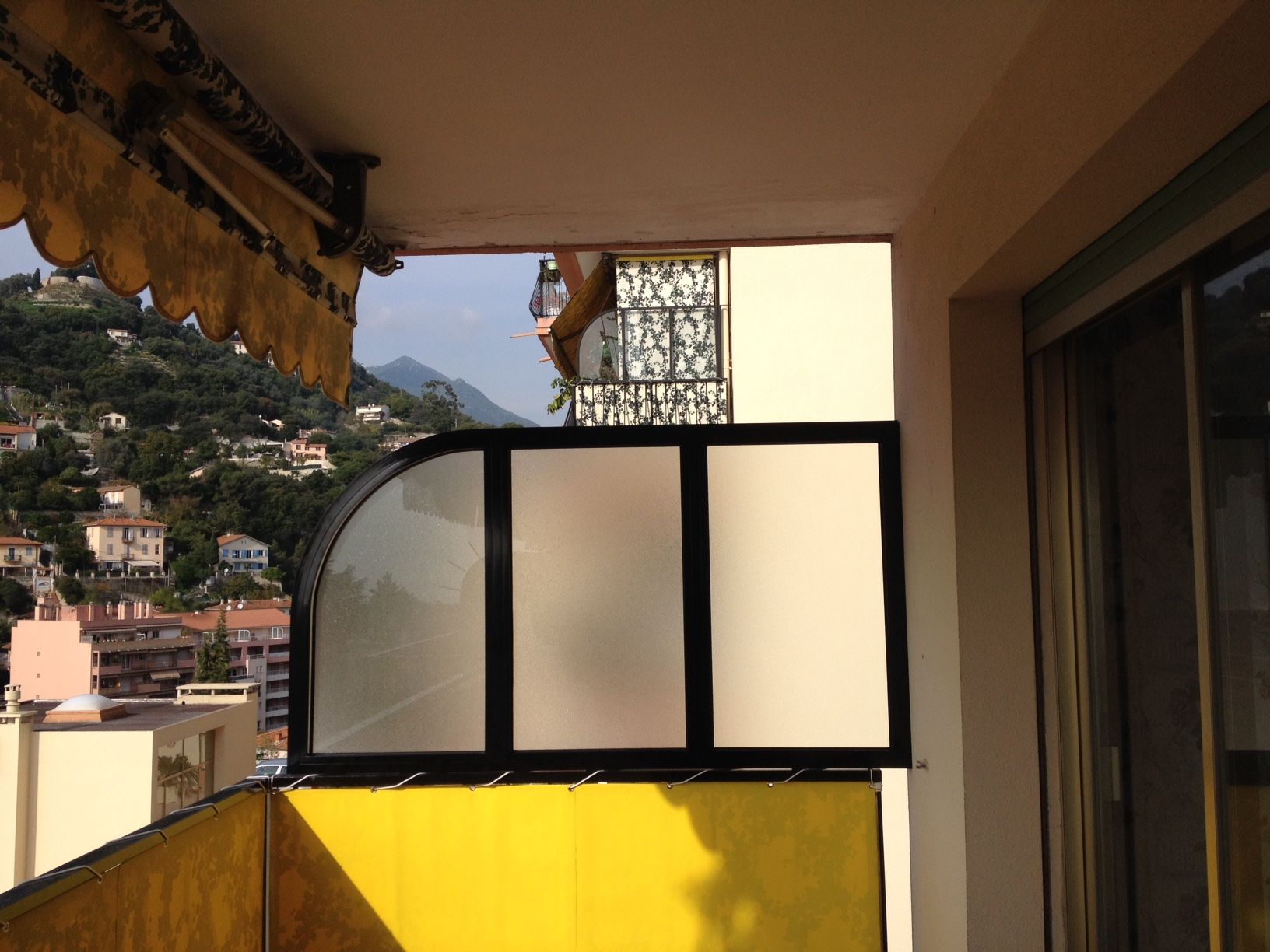 Pose d'équipement opaque sur une terrasse à Menton