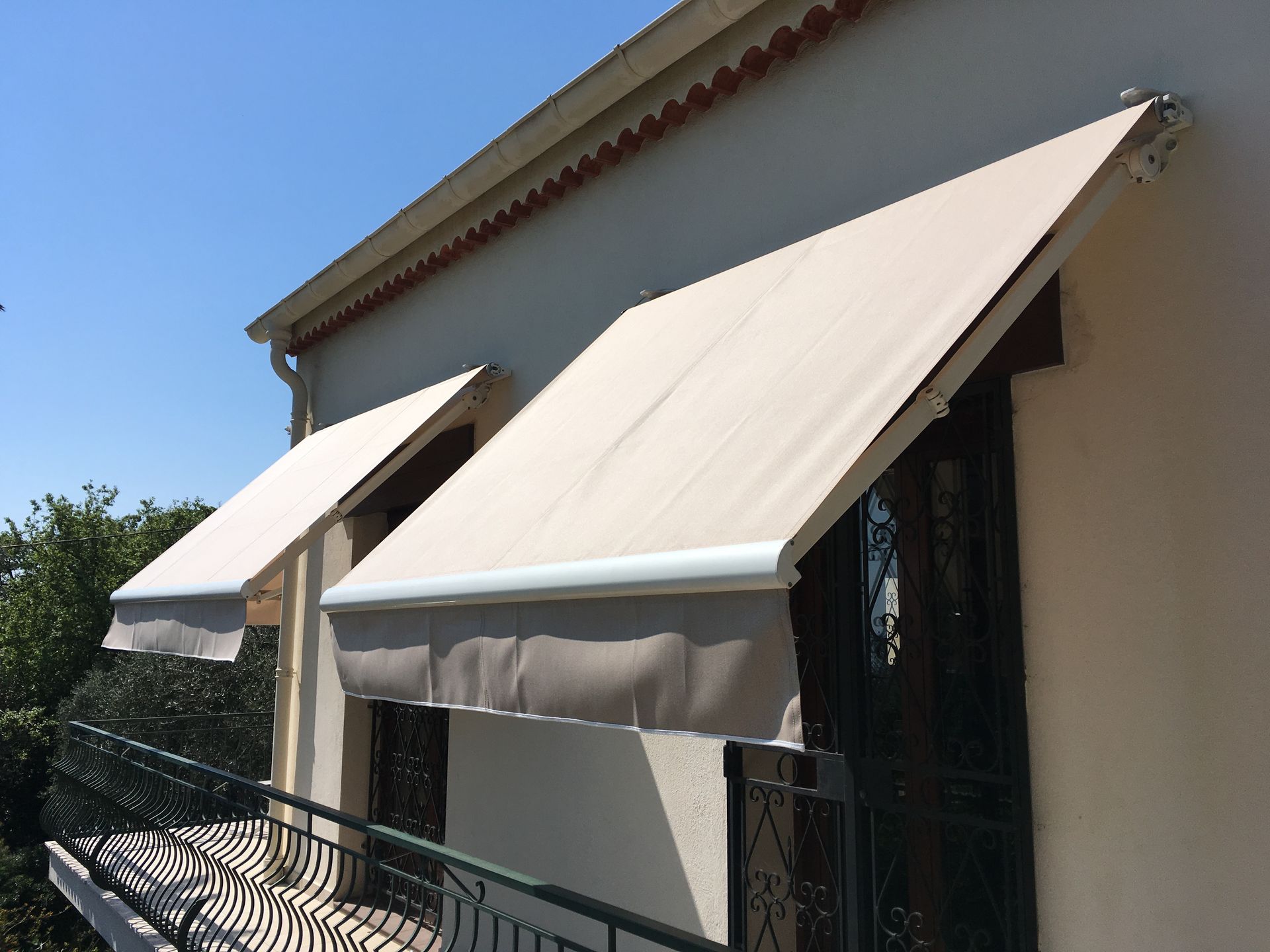 Pose de deux stores bannes fenêtres salon