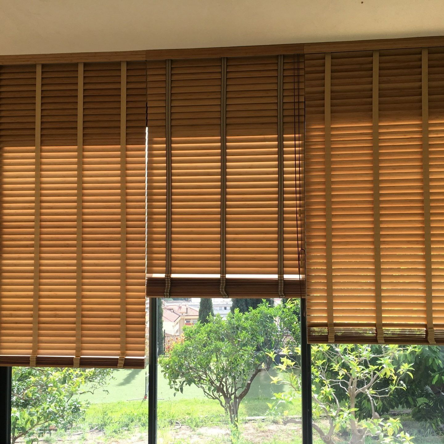 Stores vénitiens bois/sangles déco