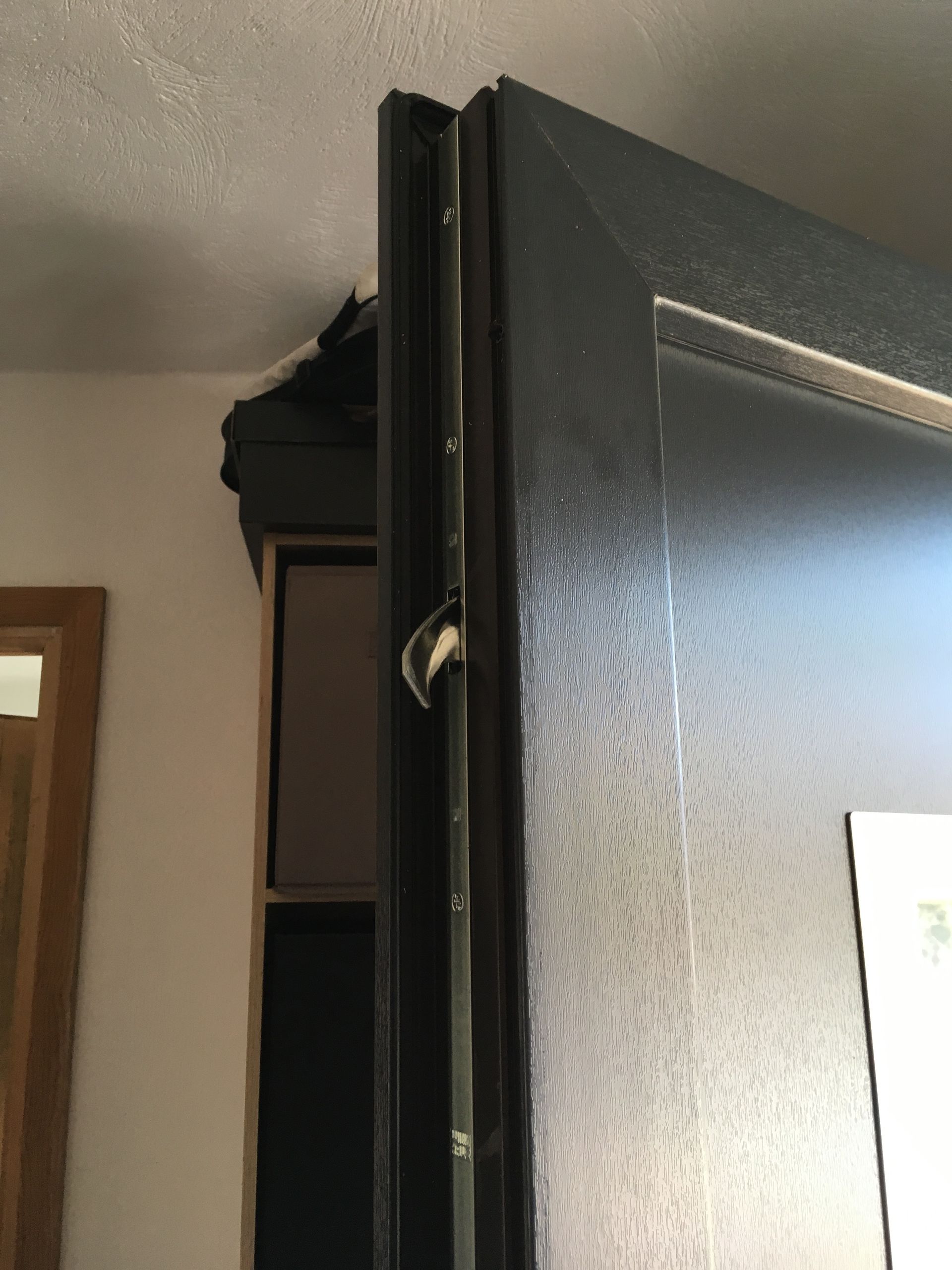 Pose de porte avec serrure