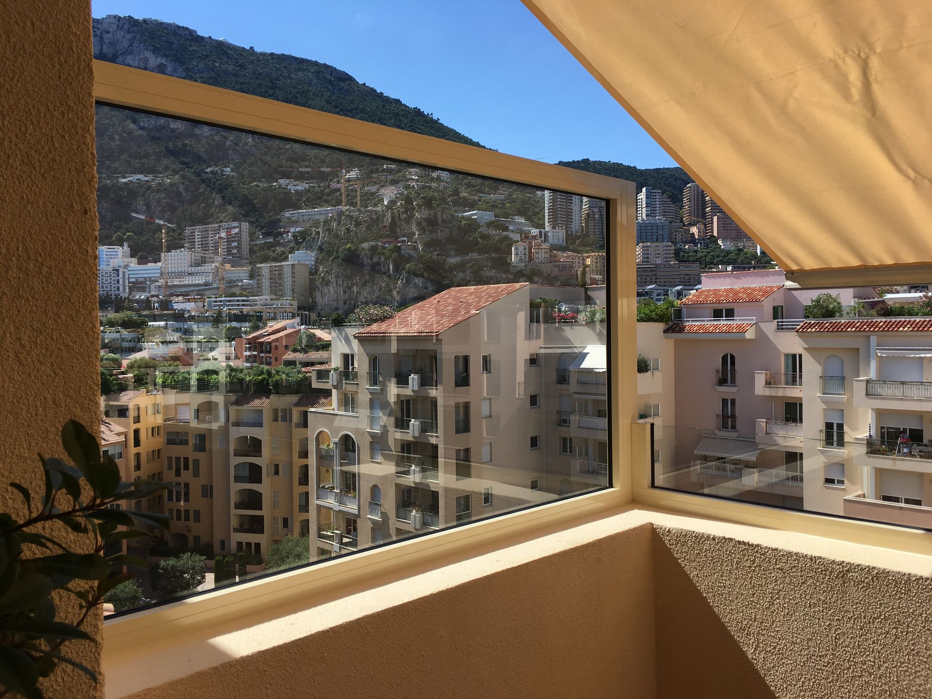 Installation d'une vitre de protection sur terrasse