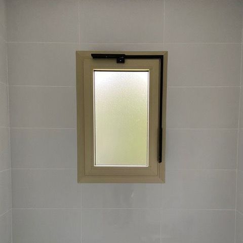 Pose de fenêtre stade de foot de Menton