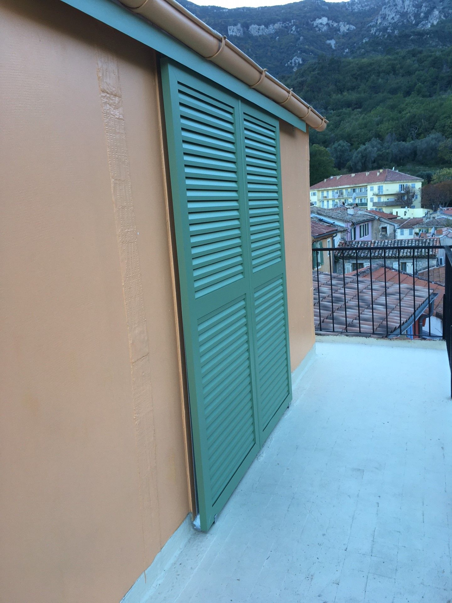 Pose de volets battants bleu à Menton