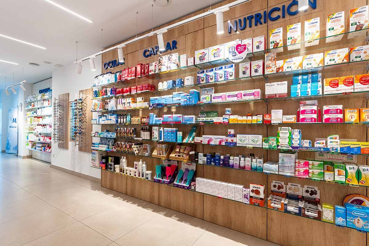 Una farmacia con muchos estantes llenos de muchos medicamentos.