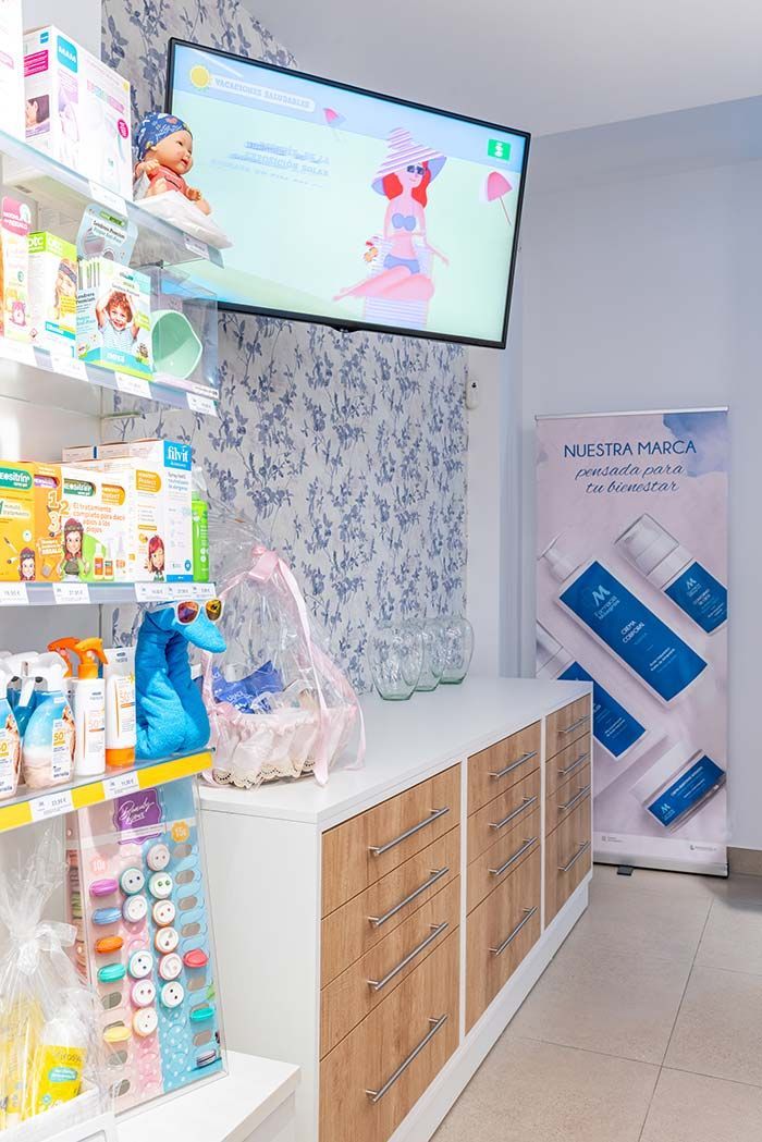 Una farmacia con un televisor en la pared encima de los estantes.