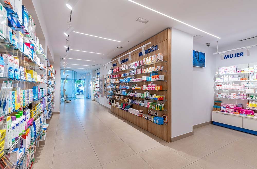 Una farmacia con muchos estantes llenos de muchos medicamentos.