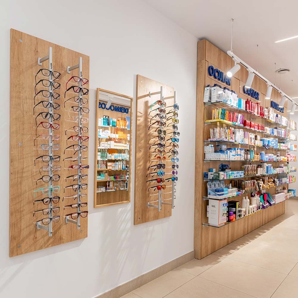 Una farmacia con muchos estantes y vasos en la pared.