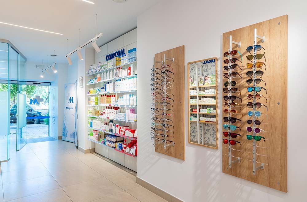 Una farmacia con muchos vasos expuestos en la pared.